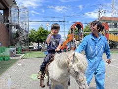 ポニーさんも来てくれました！！少し緊張しているお友だちもいましたが、ポニーに乗ると笑顔で楽しそうでした♡