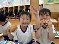 今日の給食はハンバーガーでした🍔みんなとっても喜んでいました🌟