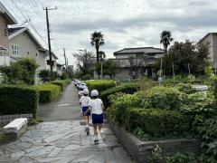 年長組マラソン遊歩道走っています！今週から長くなりましたがみんな頑張っています！！🏃‍♀️