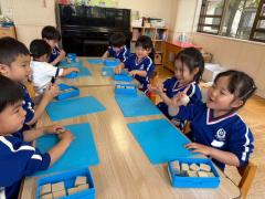 昨日から「早く粘土で遊びたい！」と言っていたので粘土遊びができて嬉しそうな子どもたちでした(๑>◡<๑)