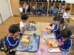 年少さんになって初めてのお給食！みんなとても楽しみにしていました🎶