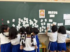めざましあそびの文字カードを使って単語作りあそびをしています🧸💛