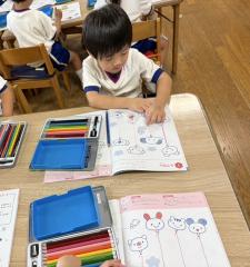 年中組、今日は初めて『せんのわーく』を行いました✏️まずは指でなぞってから鉛筆で線を引きます🙂