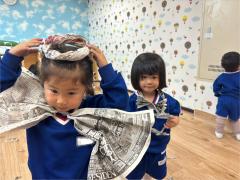 新聞紙でリボンや輪っかを作ってあげるとニコニコでつけていました♡