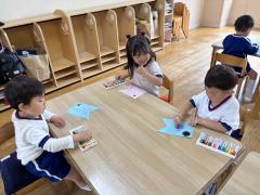 年少組今日はこいのぼりに模様を書きました🎏