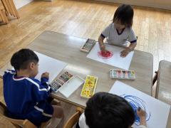 いろんな色を使って楽しんで描いていました🌈