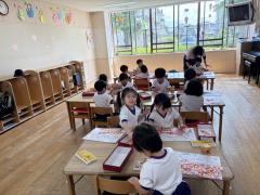 年少さん！初めての「きりがみあそび」のりとクレヨンを上手に使い、お花がいっぱい咲きました🎵