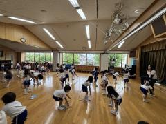 雨だったので遊戯室で縄跳びの練習！ぴょん！ばんざい！じゃんぷ！
