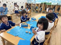 最年少組さんでは昨日今日と粘土を使って遊びました！ヘビを使ってみたりアイスクリームを作ってみたりと手先を上手に使って楽しそうに遊んでいました🎶