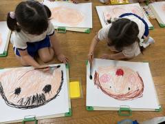 年中組は“おうちの人の顔”を描きました😊年少さんの時より画用紙が大きくなったのでお顔も大きく描きました♪