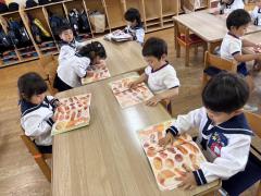 午後はいっしょを読みました！メロンパンの匂いがしたよ🍈