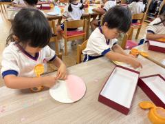 年中組は昨日の続きで、お家の人へのプレゼントを作りました🎁