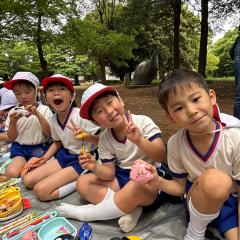 男の子たちもみんなで仲良く食べたよ！おいしいお弁当をつくってもらっていい笑顔！>  ̫<