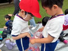 お友だちとお菓子を交換したい子は「どうぞ」とあげていました🌟