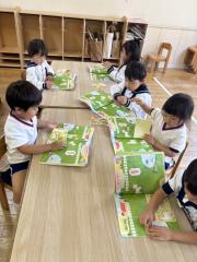 いっしょのシール貼りしました！「ここに貼る！」と楽しそうでした🪿