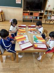 年少組さんは、ハサミを使って、おさるさんのしっぽを作りました。慎重に集中して行っていました。