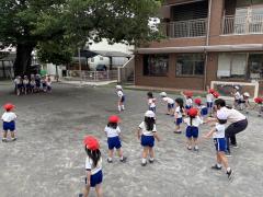だるまさんがころんだをしていました！！年少組さんから年長組さんまで仲良く遊んでいます⭐️