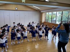 年少組、遊戯室でエビカニクス踊りました🦐🦀