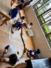 ブロックで長ーいテーブルを作ってみんなでパーティー！子どもたちの発想は本当にすごいです♡