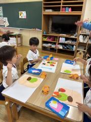 年少組、お弁当の貼り絵を行いました！見本をしっかり見ながら行うことができていました！