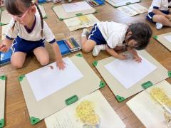 年中組は“おはなしの絵”を描きました！音読絵本で読んでいる舌切り雀の自分が好きなページを描きました🌟