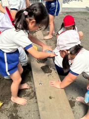裸足でお砂場気持ちいいね☀️蟹の型上手にとれたよ✨