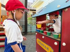 「いちご味のかき氷ください」『はい、どうぞ』と可愛いやりとりをしていました🥰🍓