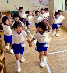 交通安全教室でお話を聞いた後、お部屋で交通安全教室ごっこー！と言って、みんな笑顔で楽しんでいました。手を挙げて、バッチリですね。