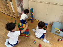 一人ひとりブロックを高く積み上げています^_^