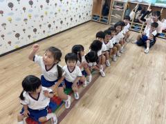 あひる組さんでは今日は大きなブロックでバスごっこをして遊びました！「バスに乗って」の音楽に合わせてみんなで動物園へレッツゴー🚌🎶