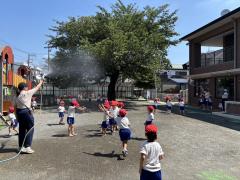 外遊び暑いですがみんなで水を浴びたり、水筒をこまめに飲んで遊んでいます！！