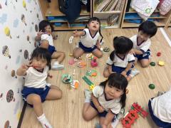 おままごとでパーティーをするのがブームなあひる組の女の子たち♡.·*.